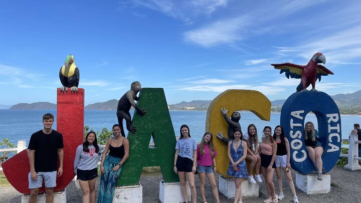 Students in UHON 298H take a photo during a trip to Jaco, Costa Rica