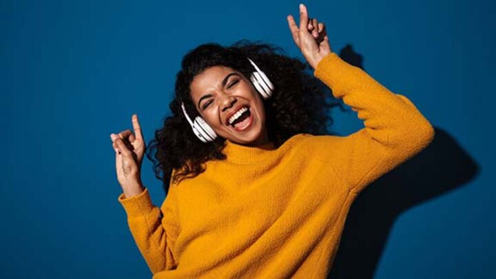 girl listening to music wearing headphones