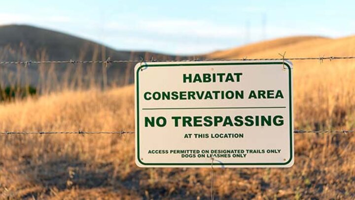 no trespassing sign
